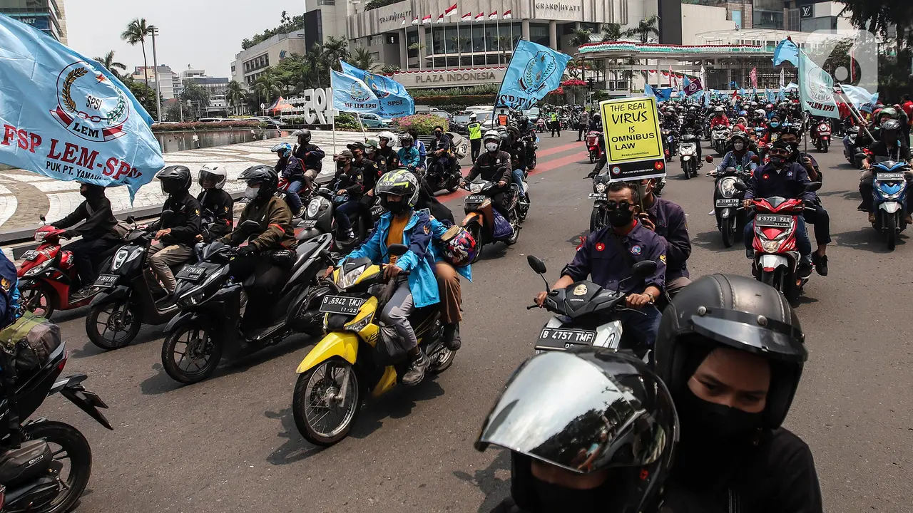 Konvoi Buruh Jelang Unjuk Rasa di Depan Gedung DPR