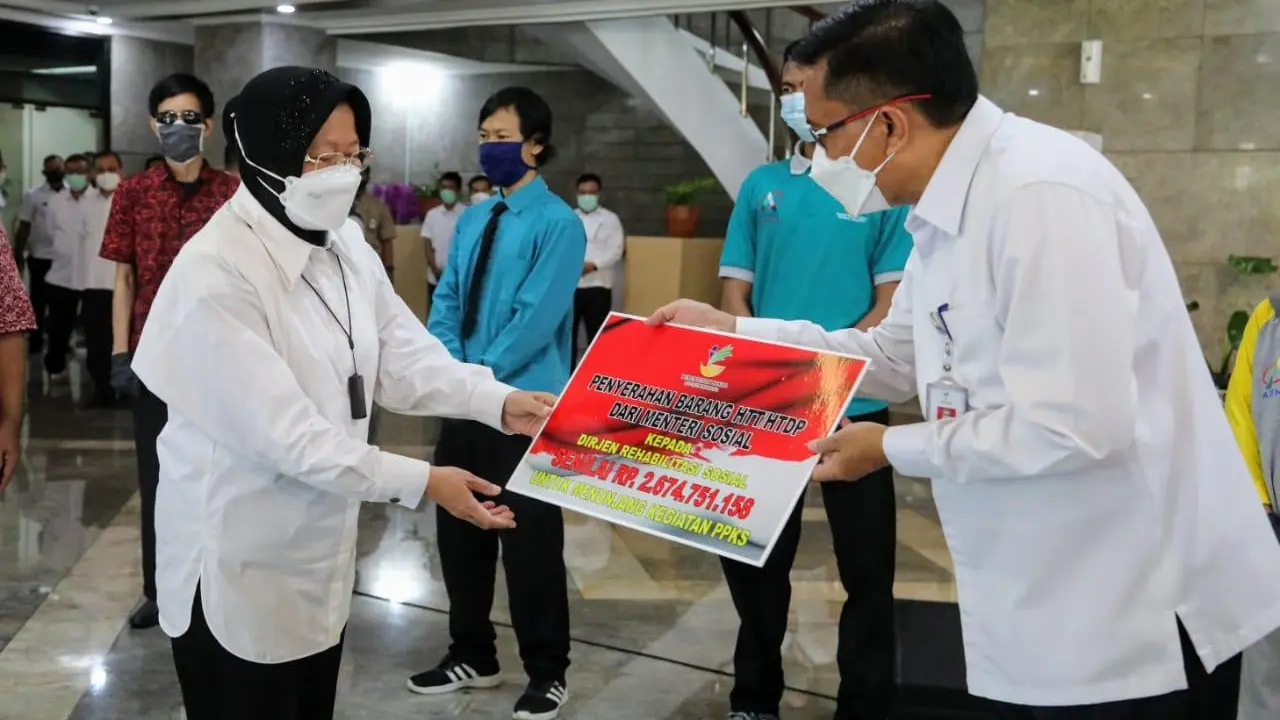 Wali Kota Surabaya Eri Cahyadi bersama Menteri Sosial Tri Rismaharini.