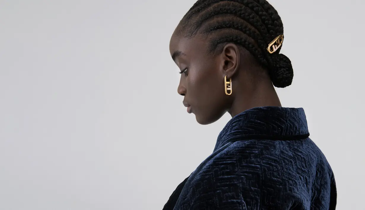 Mulai dari anting, cincin, sampai aksesori rambut berwarna emas tersedia dalam berbagai ukuran dair maxi sampai midi yang memberikan pernyataan gaya (Foto: Fendi)