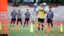 Pemain Timnas Indonesia U-17, Amar Brkic berusaha menyeimbangkan bola saat fun game pada latihan resmi menjelang laga penentu Grup A Piala Dunia U-17 2023 di Stadion Gelora 10 November, Tambaksari, Surabaya, Rabu (15/11/2023). (Bola.com/Bagaskara Lazuardi)