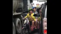 Emak-emak naik motor adu mulut dengan pengemudi mobil.