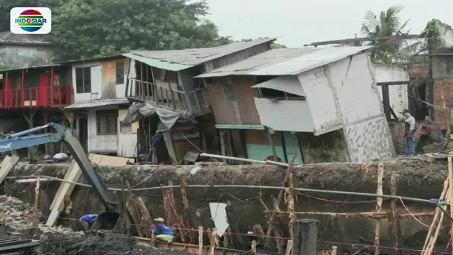 Sedikitnya tiga rumah warga di Pademangan, Jakarta Utara, ambles akibat dampak pengerjaan proyek normalisasi anak Kali Ciliwung.