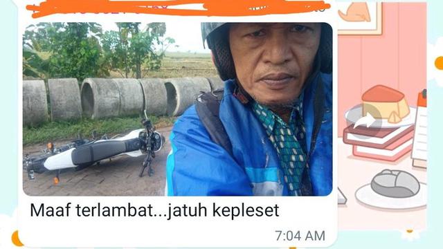 6 Ekspresi Senyum Pengendara Usai Jatuh dari Motor Ini Bikin Heran