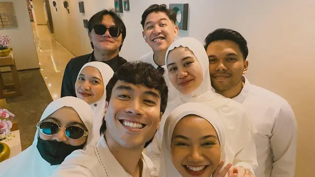 Bareng Suami dan Sahabat, Intip Potret Yura Yunita Tampil Berhijab saat Umrah
