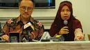 Keluarga korban tragedi pesawat Lion Air JT-610 Merdian Agustin (kanan) saat konferensi pers di Jakarta, Senin (8/4). Keluarga korban kecelakaan pesawat Lion Air JT-610 terus menuntut untuk mendapat kepastian pembayaran hak ganti rugi dari pihak maskapai.  (Liputan6.com/Angga Yuniar)