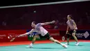 <p>Pebulu tangkis ganda campuran Indonesia, Rinov Rivaldy/Lisa Ayu Kusumawati berusaha menjangkau kok pukulan pasangan Jepang, Hiroki Midorikawa/Natsu Saito dalam laga semifinal Indonesia Masters 2025 di Istora Senayan, Jakarta, Sabtu (25/01/2025). (Bola.com/Bagaskara Lazuardi)</p>