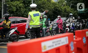 Polisi mengatur arus lalu lintas imbas adanya demo di kawasan Jalan MH Thamrin, Jakarta, Jumat (4/11/2022). Pengalihan arus lalu lintas dilakukan mulai pukul 10.00 WIB sampai selesai, sementara masyarakat pengguna jalan diimbau mencari jalan alternatif. (Liputan6.com/Faizal Fanani)