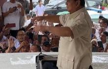 Prabowo Kunjungi Sumbar, Disambut Ibu-Ibu dan Teriakan 'Presiden
