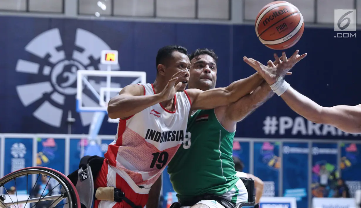 Pebasket Para Indonesia, Lalu Idrus (kiri) berebut bola saat laga melawan Irak pada kompetisi basket Asian Para Games 2018 di Hall Basket, Kompleks GBK, Jakarta, Kamis (11/10). Indonesia kalah telak 27-97. (Liputan6.com/Helmi Fithriansyah)