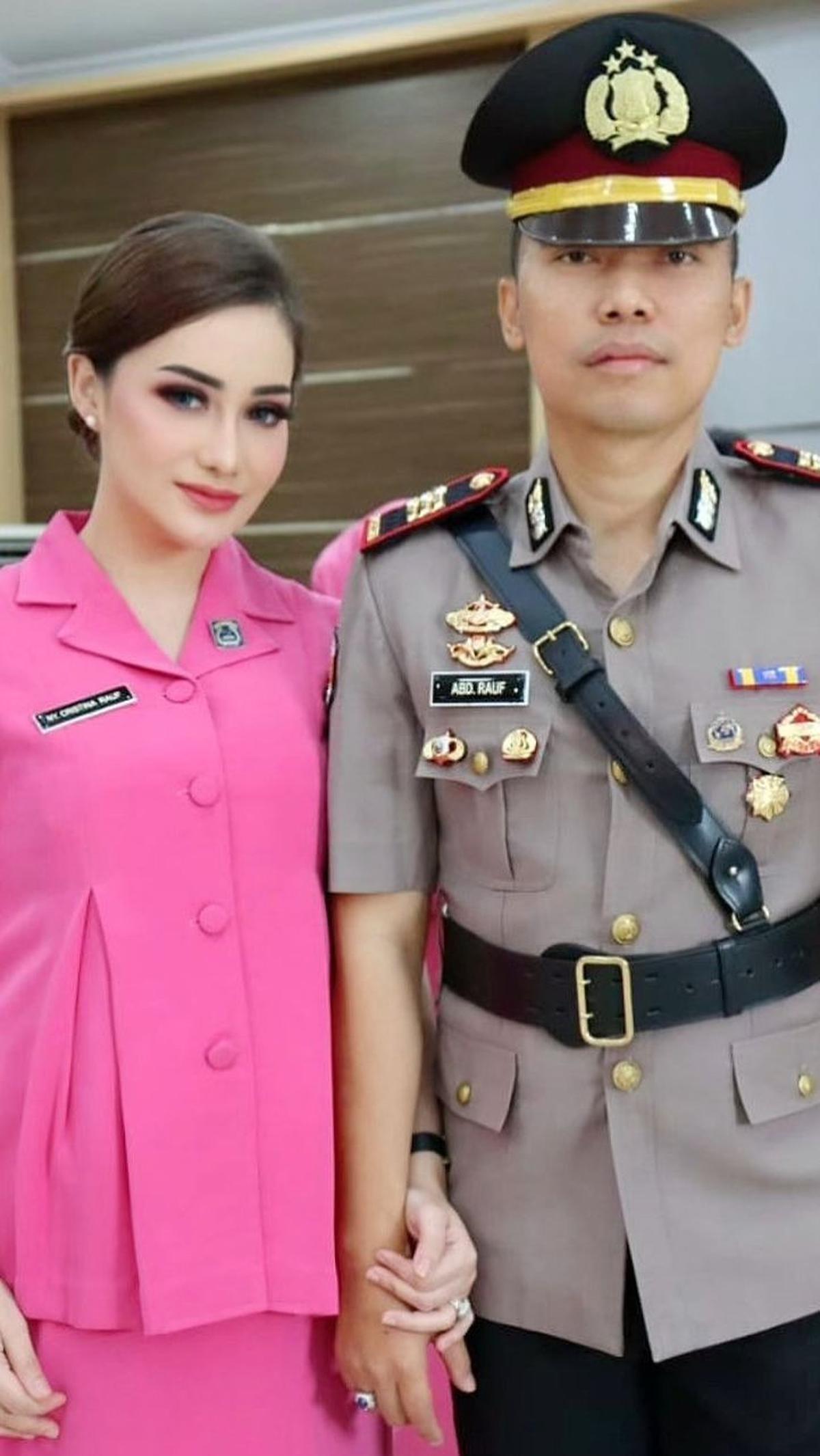 Ketika tengah mengandung, Cristina juga tetap mengikuti serangkaian acara dengan tertib. Seragamnya yang sudah dimodifikasi tetap membuat tubuhnya terlihat ramping.