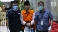 Mantan Anggota Badan Pemeriksa Keuangan (BPK), Rizal Djalil (tengah) sesaat sebelum memberi keterangan usai rilis penahanan di Gedung KPK, Jakarta, Kamis (3/12/2020). Rizal merupakan tersangka penerima suap proyek Sistem Penyediaan Air Minum di Kementerian PUPR. (Liputan6.com/Helmi Fithriansyah)