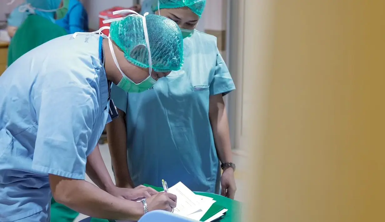 Momen Bella Bonita melahirkan didampingi Denny Caknan. [Foto: Instagram/denny_caknan]