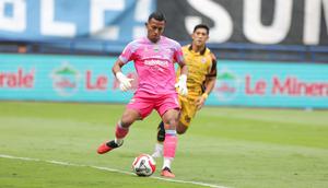 Kiper Persib Bandung, Teja Paku Alam, berhasil mengukir clean sheet sekaligus membawa timnya menang 1-0 atas Persija Jakarta pada laga pekan ke-17 BRI Super League musim ini di Stadion Gelora Bandung Lautan Api (GBLA), Minggu (11/1/2026) sore WIB. (Bola.com/Abdul Aziz)