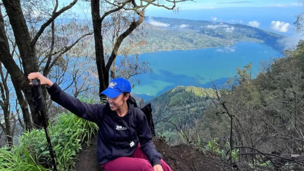 Seorang pendaki di Gunung Abang Bali