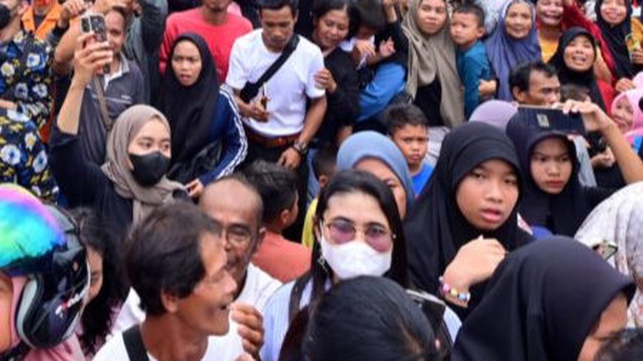 “Senang sekali dari pagi nunggu sampai jam 12 panas-panasan, rasanya dag dig dug,” kata Regina dikutip situs resmi presidenri.go.id.&nbsp;BPMI Setptres/Muchlis Jr<br>
