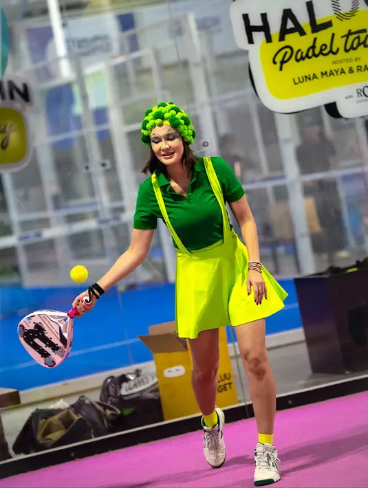 <p>Bermain padel jadi salah satu olahraga favorit yang dilakoni Luna Maya. Namun baru-baru ini ia tampil mencuri perhatian dengan penampilan yang unik [@lunamaya]</p>