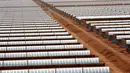 Deretan panel surya yang terpasang di tepi gurun Sahara Maroko, Sabtu (1/4). Setiap panel akan menyediakan energi listrik tenaga surya untuk 650.000 penduduk lokal yang awalnya hanya 3 jam ditarget menjadi 20 jam setelah matahari terbenam. (AP Images)