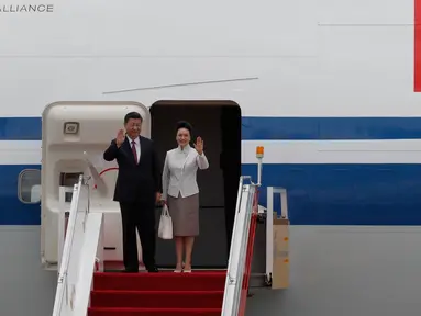 Presiden Cina Xi Jinping bersama istri, Peng Liyuan bersiap turun dari pesawat setibanya di Bandara Internasional Hong Kong, Kamis (29/6). Ini adalah kali pertamanya Xi Jinping datang ke Hong Kong sebagai orang nomor satu di Tiongkok (AP Photo/Kin Cheung)