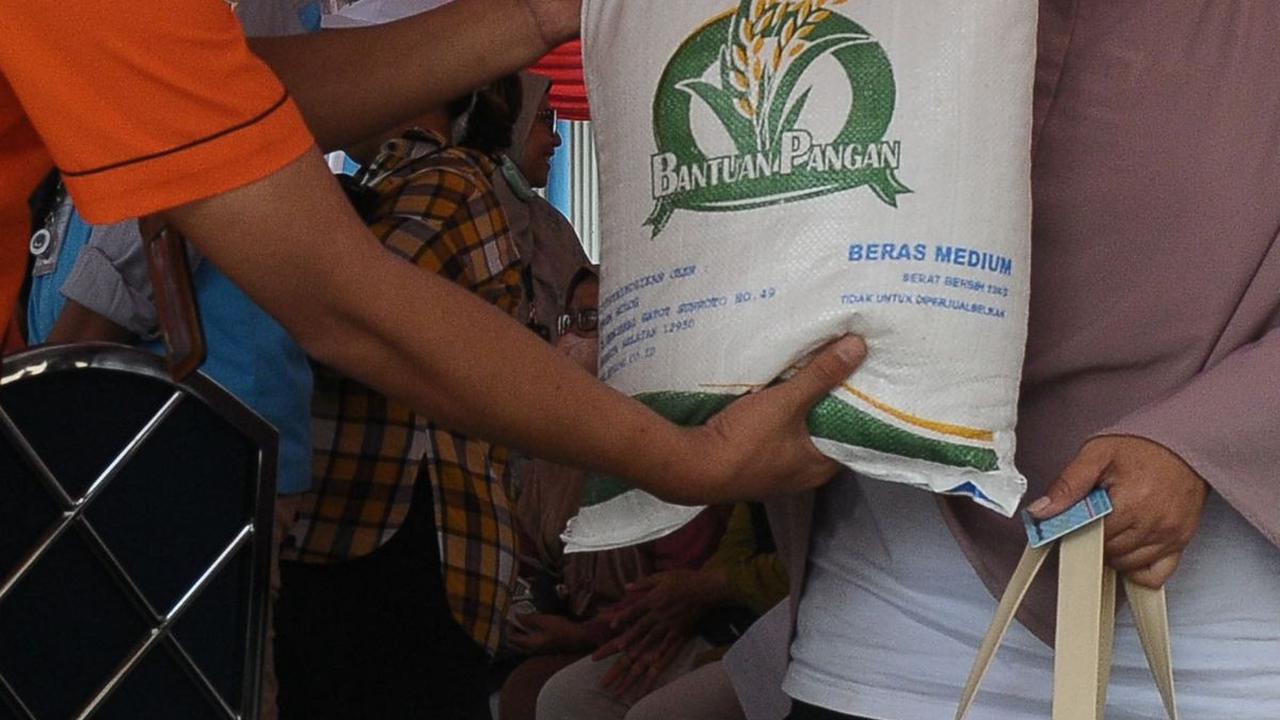 Bantuan beras ini berasal dari cadangan beras pemerintah (CBP) di gudang Bulog, yang diharapkan bisa menekan inflasi beras di dalam negeri serta fenomena alam El Nino.