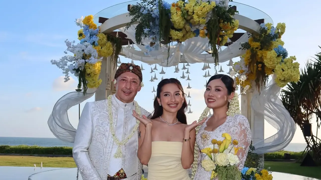 Gaya Jennifer Coppen di Pernikahan Sang Ayah, Padukan Slit Dress Kuning dengan Sepatu Wedges Rp16 Juta
