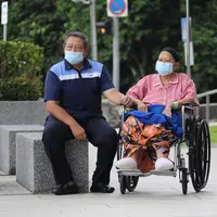 Ani Yudhoyono menikmati udara segar bersama SBY di luar ruang perawatan rumah sakit. (Foto: Dok. Anung Anindito)