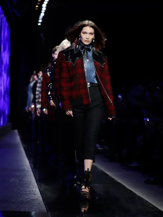 Model Bella Hadid berjalan di atas catwalk membawakan koleksi busana Fall-Winter 2018-19 milik Dsquared2 selama acara Milan Fashion Week, Italia, (14/1). (AP Photo / Luca Bruno)