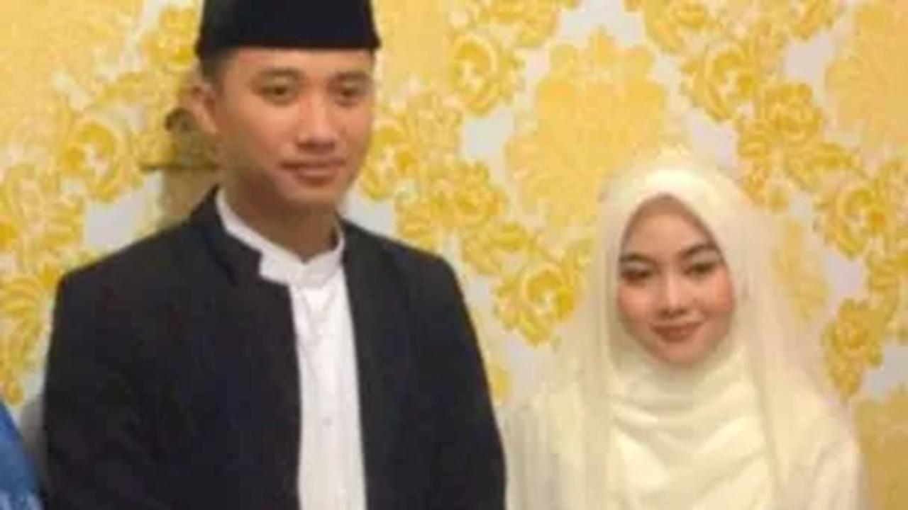 "Ketiga kalinya, dia datang sama bapak mertua dan katanya langsung lamaran. Deg-degan banget masya Allah," tulisnya.