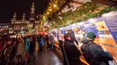 Wisawatan mengunjungi stand yang ada di pasar Natal di luar City Hall, Wina pada 26 November 2018. Di Pasar Natal ini, para pengunjung bisa menikmati jajanan khas hingga pernak-pernik kerajinan tangan asli Austria. (JOE KLAMAR / AFP)