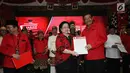 Djarot Saiful Hidayat (kanan depan) menerima surat rekomendasi dari Ketua Umum DPP PDIP, Megawati Sukarnoputri untuk maju sebagai Bakal Cagub Sumatera Utara di Jakarta, Kamis (4/1). (Liputan6.com/Helmi Fithriansyah)