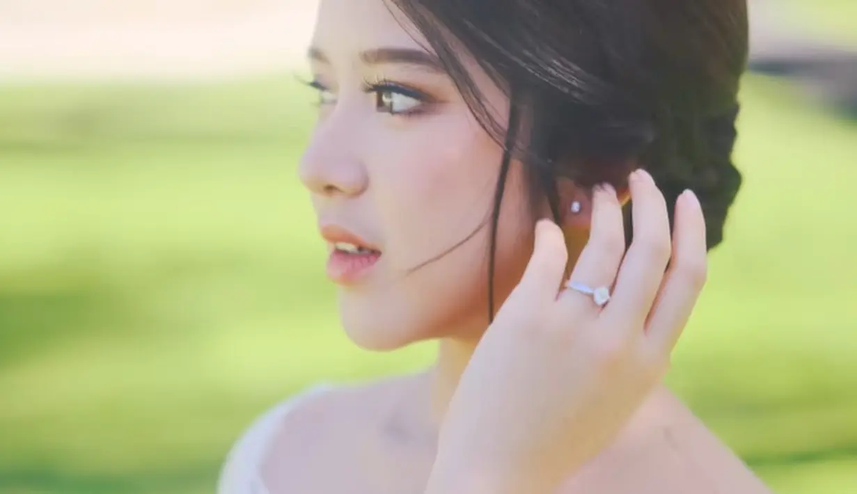 Tiara Andini kembali tuai pujian saat jadi pengantin bersama Arsy Widianto di video klip terbaru [@tiaraandini]