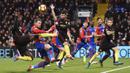 Proses terjadinya gol yang dicetak gelandang Manchester City, Yaya Toure, ke gawang Crystal Palace. Kemenangan City ditentukan oleh gol dari Toure pada menit ke-83. (Reuters/Hannah McKay) 