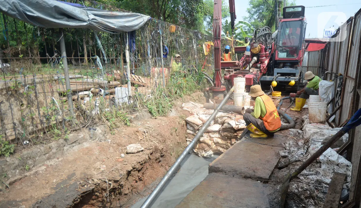 Alat berat mengeruk galian pipa instalasi proyek Sistem Penyediaan Air Minum (SPAM) di kota Tangerang Selatan, Banten, Rabu (22/07/2020). Proyek penyediaan air bersih yang memiliki kapasitas memproduksi 200 liter air per detik ini diperkirakan akan beroperasi pada 2021. (merdeka.com/Dwi Narwoko)