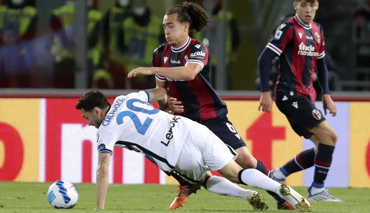 <p>Gelandang Inter Milan, Hakan Calhanoglu berebut bola dengan pemain Bologna, Arthur Theate selama pertandingan lanjutan Liga Serie A Italia di stadion Renato Dall'Ara di Bologna, Italia, Kamis (28/4/2022). Bologna menang atas Inter Milan dengan skor tipis 2-1. (Michele Nucci/LaPresse via AP)</p>