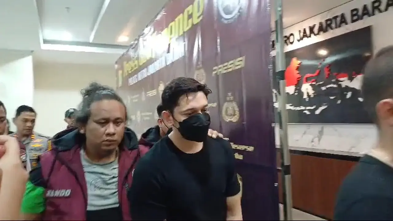 Artis Andrew Andika alias AA dan lima temannya ditetapkan sebagai tersangka kasus penyalahgunaan narkoba. (Merdeka.com/Rahmat Baihaqi)