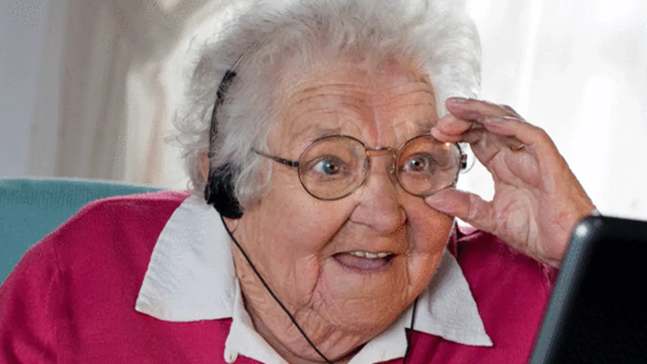 nenek-nonton-online-131023c.jpg