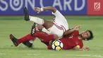 Pemain Timnas Indonesia U-19, Rachmat Irianto terjatuh saat berebut bola dengan pemain Uni Emirat Arab U-19 pada penyisihan Grup A Piala AFC U-19 2018 di Stadion GBK, Jakarta, Rabu (24/10). Indonesia unggul 1-0. (Liputan6.com/Helmi Fithriansyah)