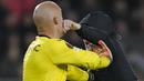 <p>Seorang suporter fanatik PSV melepaskan pukulan ke arah kiper Sevilla, Marko Dmitrovic dalam laga leg kedua babak playoff fase gugur Liga Europa 2022/2023 di Philips Stadium, Eindhoven, Jumat (24/2/2023). (AP Photo/Peter Dejong)</p>