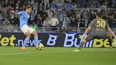 Penyerang Lazio, Ciro Immobile saat mencetak gol ke gawang Lecce pada pertandingan lanjutan Liga Serie A Italia di stadion Olimpiade Roma, Sabtu (13/5/2023). (Fabrizio Corradetti/LaPresse via AP)