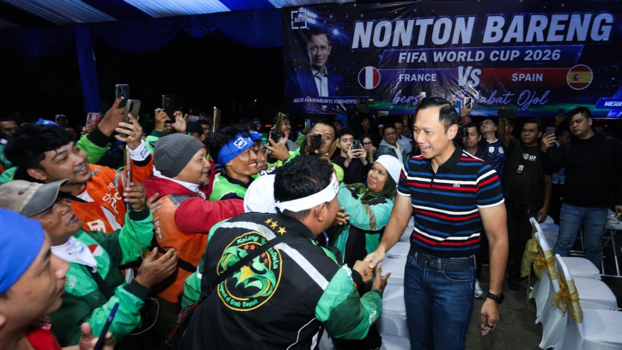 Ketua Umum Partai Demokrat Agus Harimurti Yudhoyono (AHY) menggelar nonton bareng (nobar) semifinal Piala Dunia 2026 bersama ratusan pengemudi ojek online (ojol) di Gelora Bung Karno (GBK), Jakarta, Rabu (15/7/2026) dini hari.