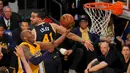Pemain Los Angeles Lakers, Kobe Bryant (24)  saat beraksi pada laga melawan Utah Jazz di Staples Center, Kamis (14/4/2016). (Mandatory Credit: Gary A. Vasquez-USA TODAY Sports)  