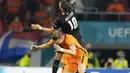 Gelandang timnas Austria, Florian Grillitsch dan penyerang Belandang, Luuk de Jong melompat saat berebut bola pada laga kedua Grup C Euro 2020 di Johan Cruijff Arena, Amsterdam, Jumat (18/6/2021) dini hari WIB. Tuan rumah Belanda berhasil mengalahkan Austria 2-0. (AP Photo/Peter Dejong, Pool)
