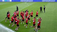 Para pemain Georgia menghadiri sesi latihan resmi Euro 2024, di Stadion Velbert, Velbert, Jerman pada 17 Juni 2024. (INA FASSBENDER/AFP)