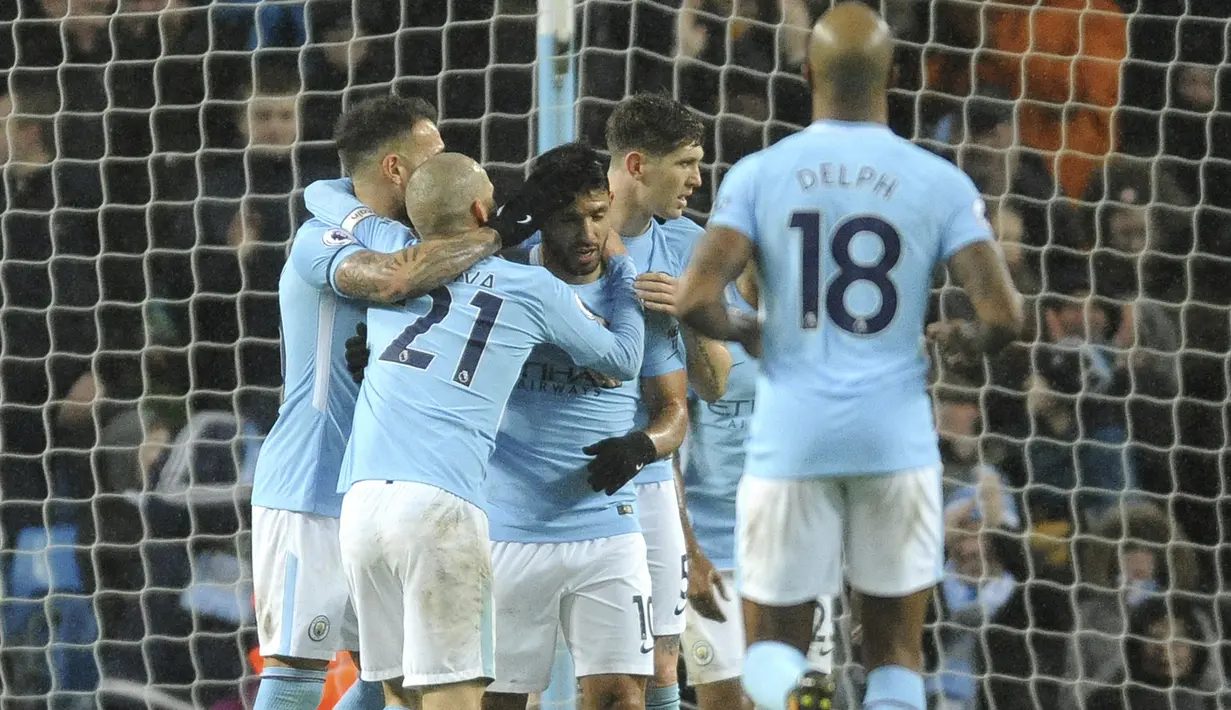 Para pemain Manchester City merayakan gol Sergio Aguero saat melawan Watford pada lanjutan Premier League di Etihad stadium, Manchester, (2/1/2018).  City menang 3-1. (AP/Rui Vieira)