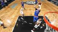 Forward New York Knicks, Kristaps Porzingis, mencetak dobel-dobel untuk memimpin timnya mengalahkan Brooklyn Nets, Kamis (2/2/2017). (NBA)