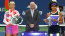 Petenis Jepang Naomi Osaka (kanan) berfoto bersama Victoria Azarenka dari Belarusia usai menjuarai final AS Terbuka di Arthur Ashe Stadium, New York, Sabtu (12/9/2020). Naomi Osaka memenangkan gelar AS Terbuka 2020 lewat pertarungan tiga game dengan skor 1-6, 6-3, 6-3. (AP/Seth Wenig)