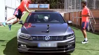 Kocak, Pemain Valencia Ditantang Memasukan Bola ke Dalam Mobil