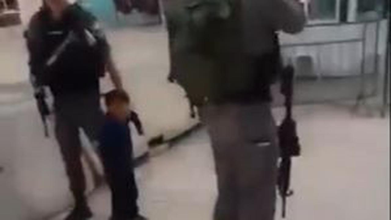 Terlihat dalam video yang beredar, anak tersebut menangis kencang karena ditangkap. Anak ini juga mencoba melepaskan diri, namun sayang salah satu tentara terluhat memegangi tangan anak tersebut.