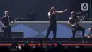 Aksi panggung grup band asal  Amerika As I Lay Dying saat tampil dalam Festival musik hammersonic 2024 di Pantai Carnaval Ancol, Jakarta, Minggu (5/5/2024). (Liputan6.com/Herman Zakharia)