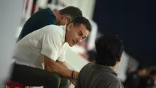 Pelatih Timnas Indonesia U-23, Gerald Vanenburg, memantau pemain muda Arema FC dan Persik Kediri di Stadion Kanjuruhan, Kabupaten Malang, Minggu (11/5/2025). (Bola.com/Iwan Setiawan)