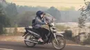 Pengendara bermotor mengunakan masker saat melintasi jalan yang diselimuti kabut asap di Kota Palangka Raya, Kalimantan Tengah, Kamis,  20 Agustus 2026. (AFP/ Reina)